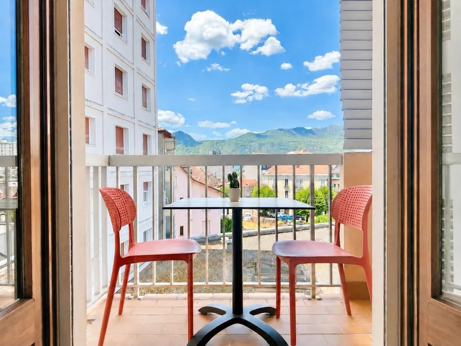 Balcon de L'Instant Aixois, sa table et ses chaises face aux montagnes