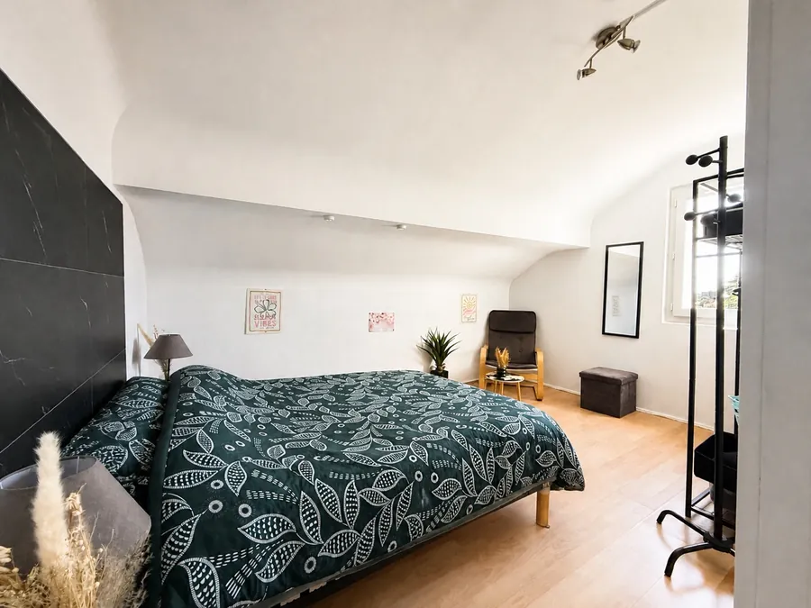 Chambre mansardée et lumineuse du studio St Simond