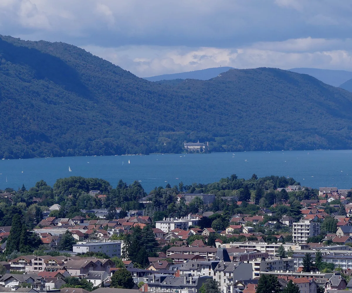 Aix-les-Bains au bord du lac du Bourget, face aux montagnes