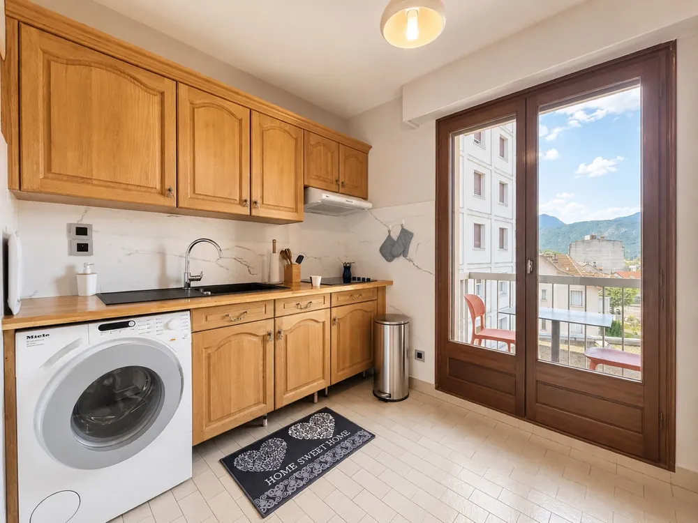 Cuisine équipée avec lave-linge à L'Instant Aixois