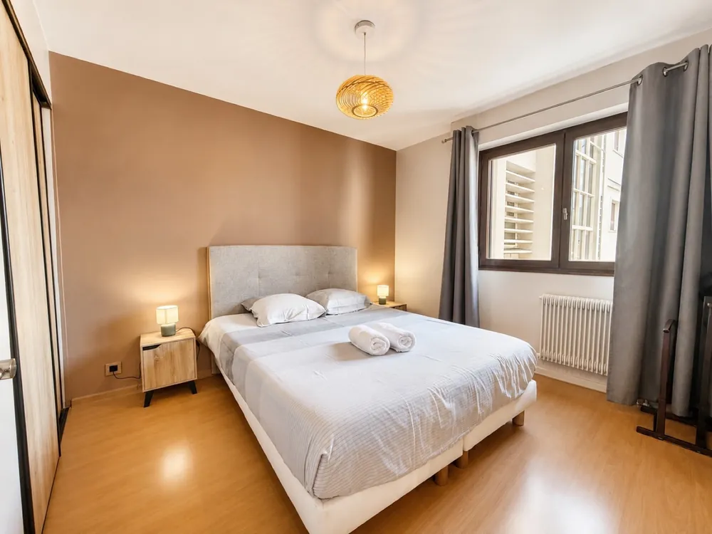 Chambre préparée avec serviettes propres à L'Instant Aixois