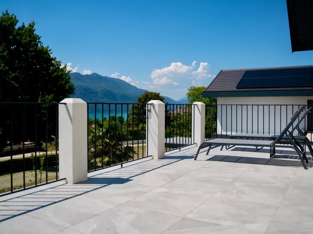 Terrasse de la Villa Sonatine face au lac du Bourget